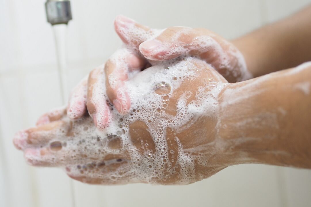 Lávese las manos con jabón para prevenir la infección por parásitos.