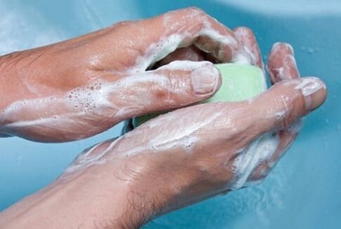 Lávese las manos para prevenir la infección por parásitos.