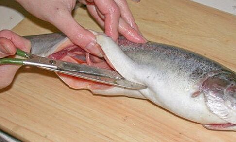 Cortar con cuidado el pescado en una tabla de cortar personal lo protegerá contra las infecciones parasitarias.